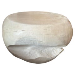 Andrianna Shamaris Table basse ou table d'appoint sculpturale blanchie
