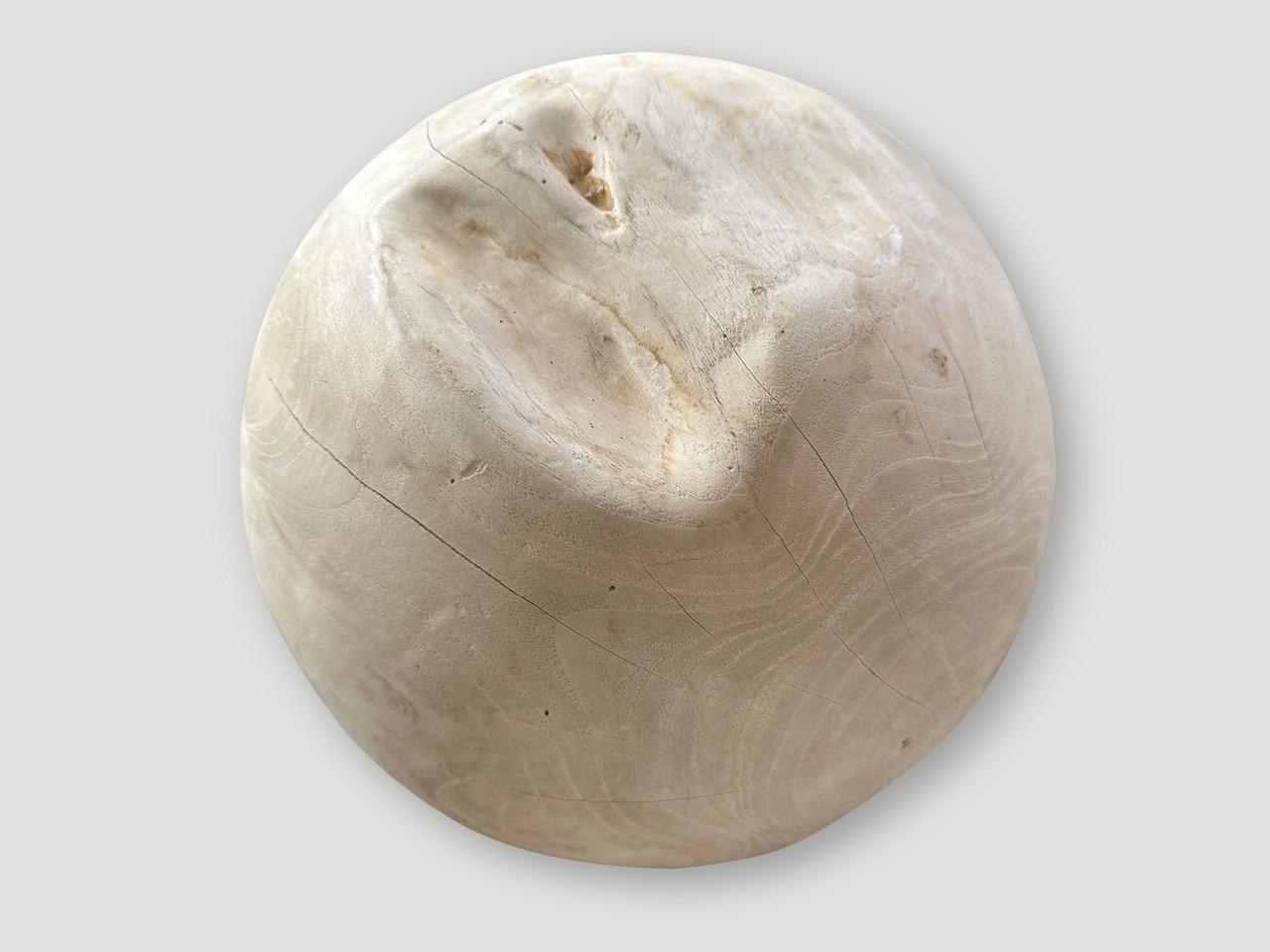 Magnifique sphère organique en teck blanchi récupéré reposant sur un support en teck naturel. Une œuvre d'art sculpturale minimaliste. Dimensions complètes ; Base 4,5 x 4,5 x 4″ de haut x sphère 11