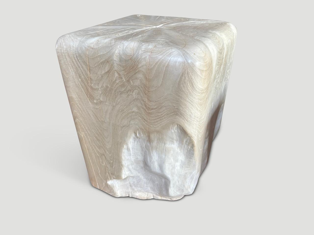 Organique Andrianna Shamaris Table d'appoint sculpturale en bois de teck blanchi en vente