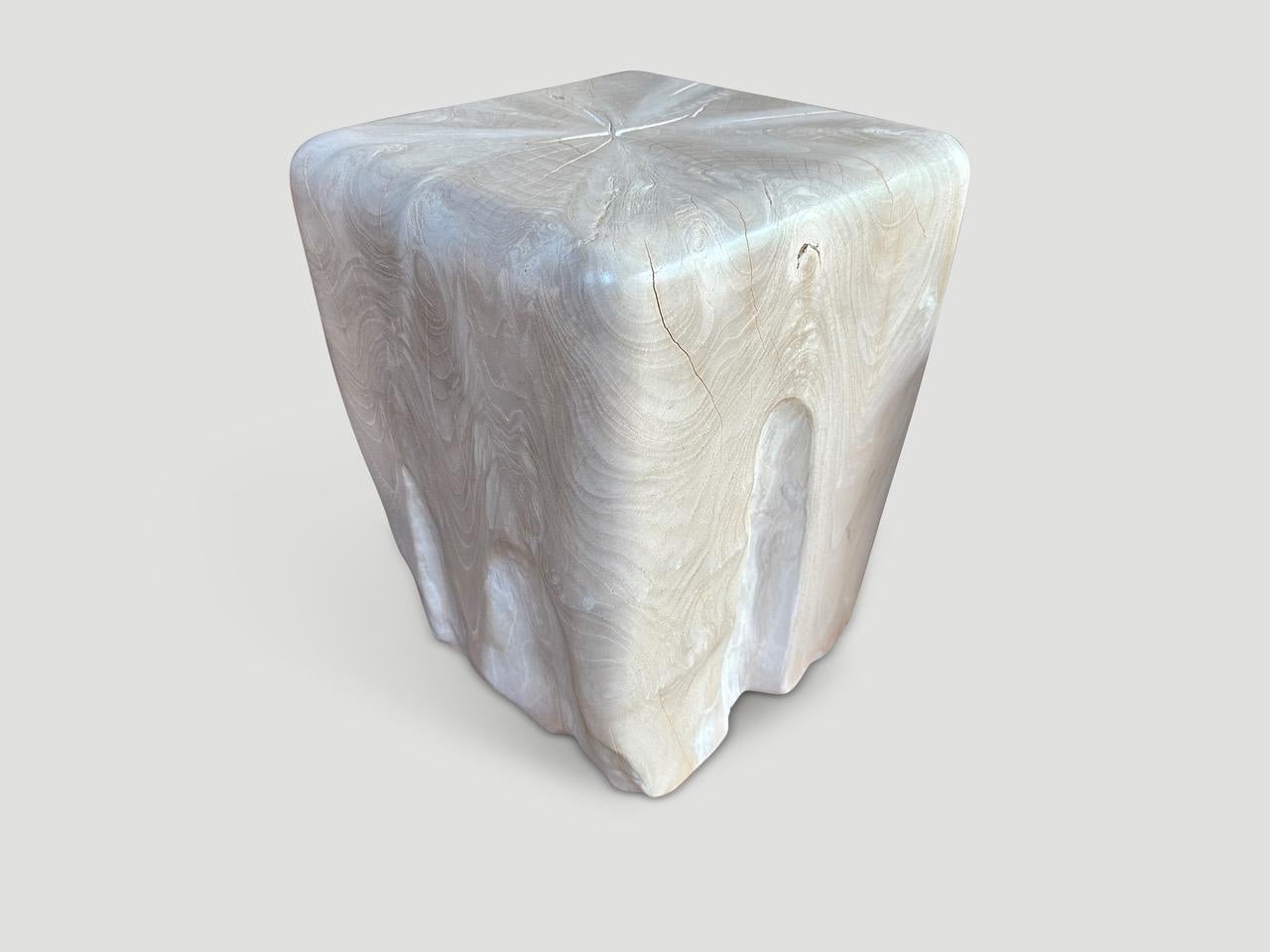 Andrianna Shamaris Table d'appoint sculpturale en bois de teck blanchi Bon état - En vente à New York, NY