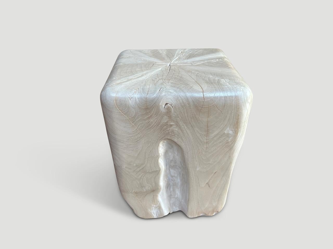 XXIe siècle et contemporain Andrianna Shamaris Table d'appoint sculpturale en bois de teck blanchi en vente