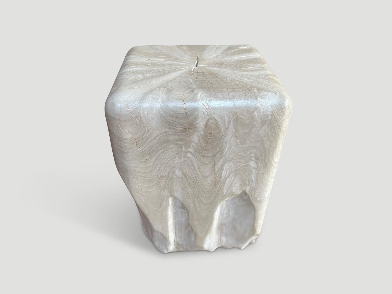 Bois Andrianna Shamaris Table d'appoint sculpturale en bois de teck blanchi en vente