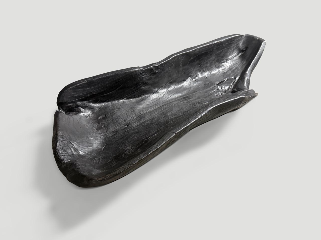 Impressionnant long vaisseau carbonisé sculpté à la main à partir d'une seule pièce de teck récupéré. À la fois utilisable et sculptural. Poncé et scellé pour révéler les magnifiques veines du bois. Tout est dans les détails. Nous avons une