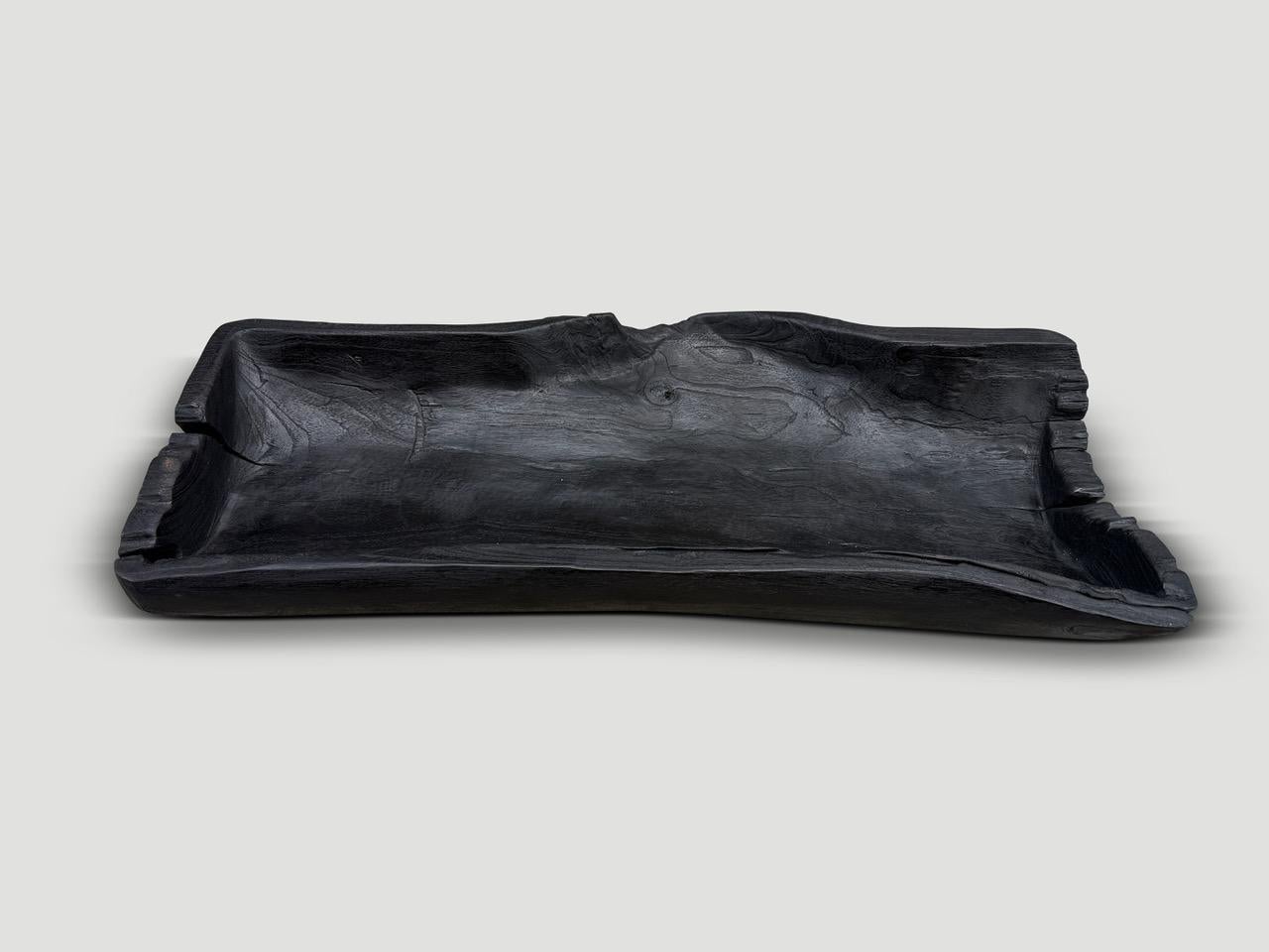 Impressionante imbarcazione lunga e carbonizzata scolpita a mano da un unico pezzo di teak recuperato. Sia utilizzabile che scultoreo. Levigato e sigillato, rivela le bellissime venature del legno. Tutto sta nei dettagli. Abbiamo una collezione.