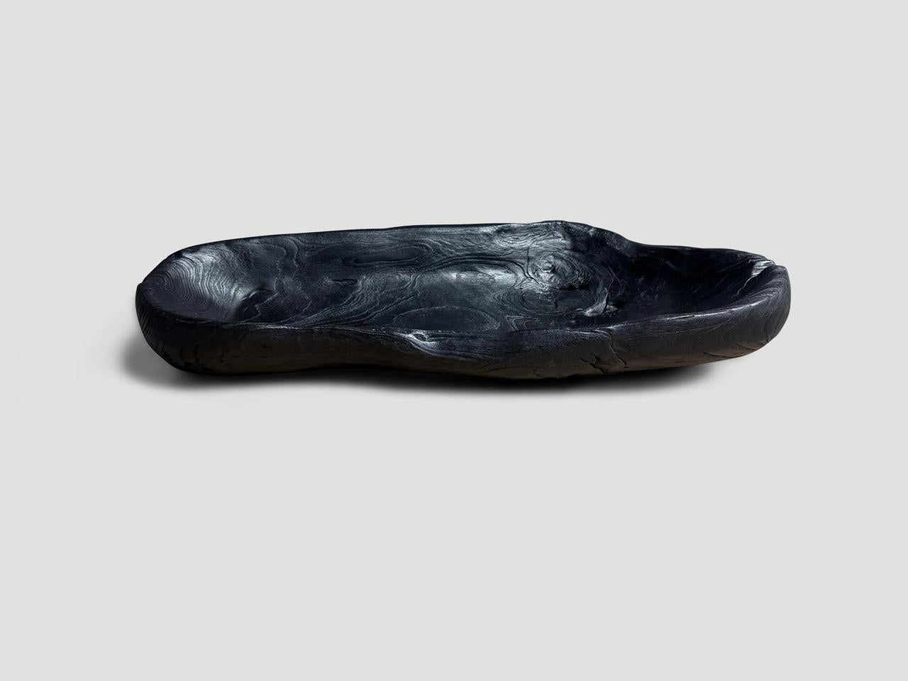 Impressionante imbarcazione lunga e carbonizzata scolpita a mano da un unico pezzo di teak recuperato. Sia utilizzabile che scultoreo. Levigato e sigillato, rivela le bellissime venature del legno. Tutto sta nei dettagli. Abbiamo una piccola