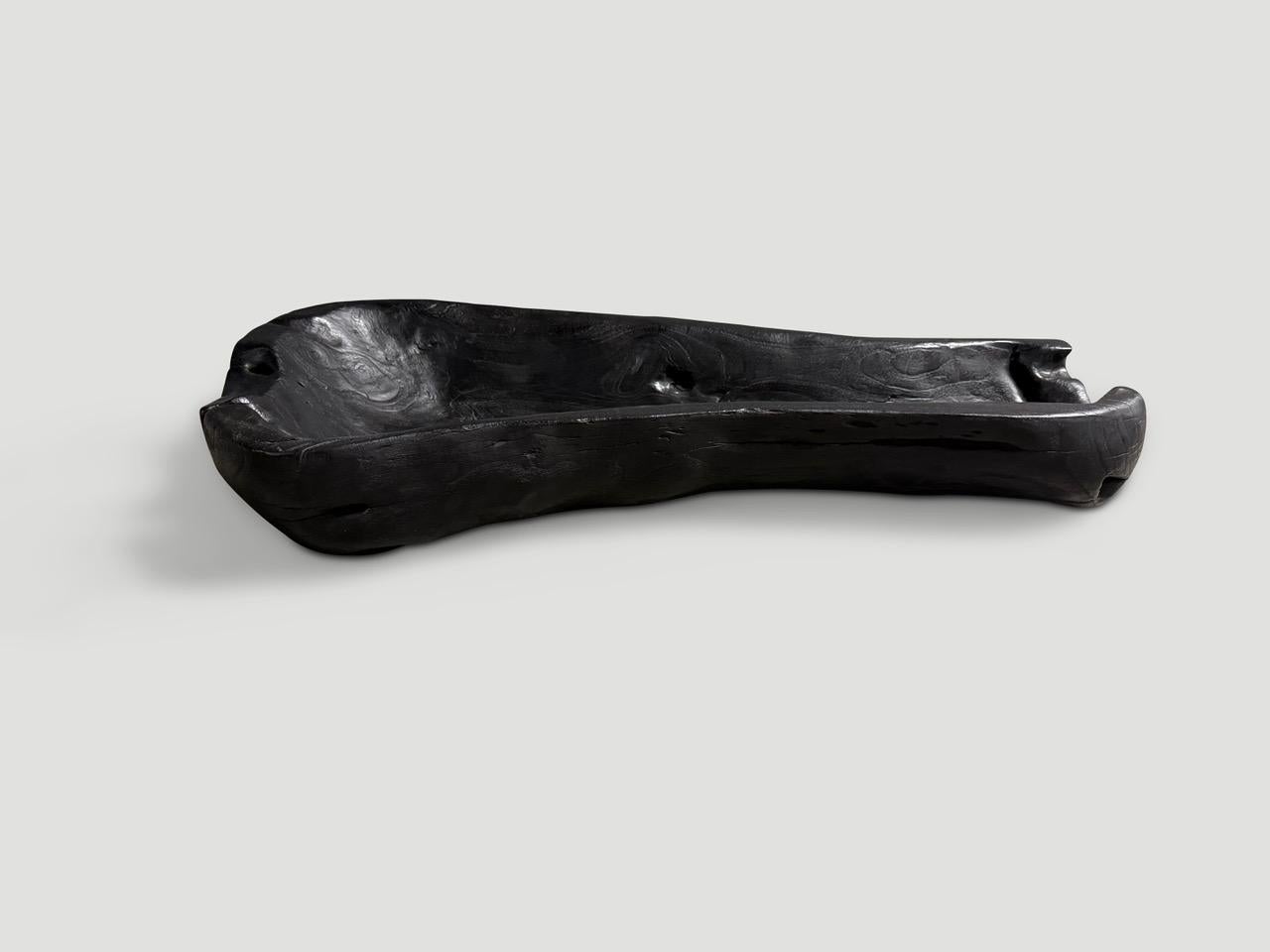 Andrianna Shamaris Bildhauerisches Gefäß aus verkohltem Teakholz (Organische Moderne) im Angebot