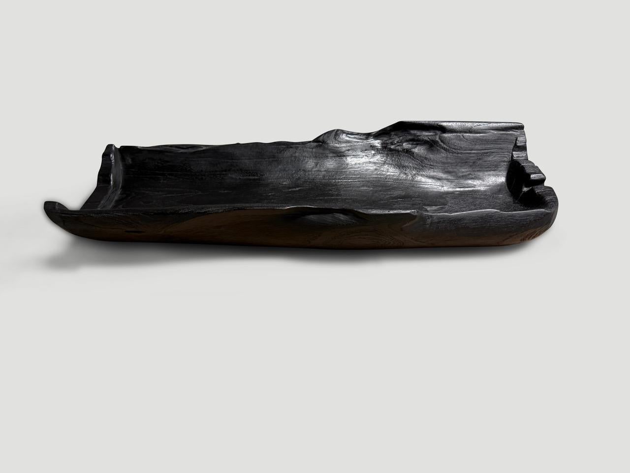 Impressionante vascello lungo e carbonizzato scolpito a mano da un unico pezzo di legno di teak recuperato. Sia utilizzabile che scultoreo. Levigato e sigillato, rivela le bellissime venature del legno. Tutto sta nei dettagli. Abbiamo una piccola