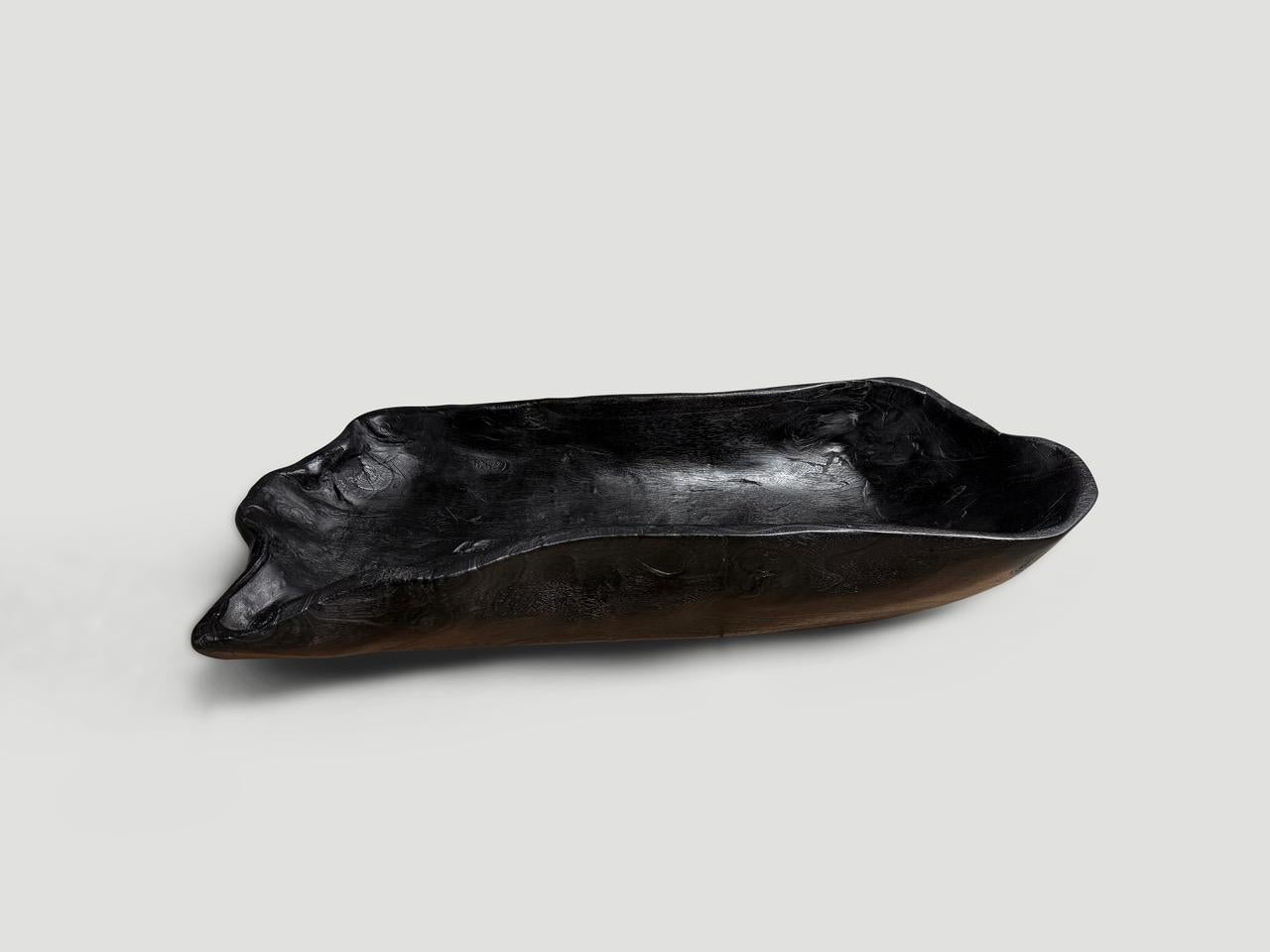 Beeindruckendes, langes, verkohltes Gefäß, handgeschnitzt aus einem einzigen Stück wiedergewonnenen Teakholzes. Sowohl nutzbar als auch skulptural. Gekohlt, geschliffen und versiegelt, wobei die schöne Holzmaserung zum Vorschein kommt. Es kommt auf