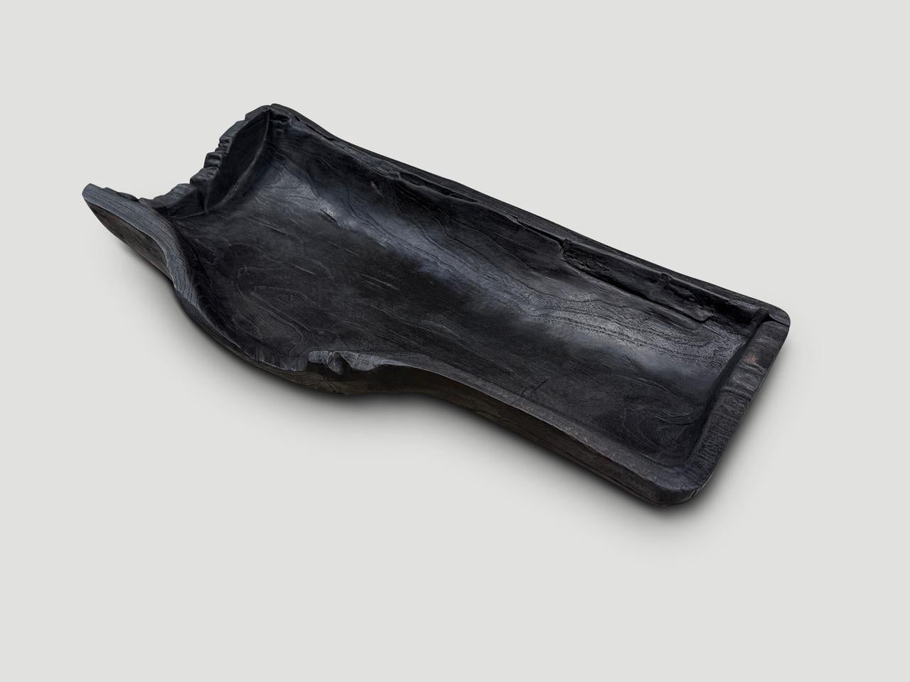 Organico moderno Andrianna Shamaris Vaso scultoreo in legno di teak carbonizzato in vendita