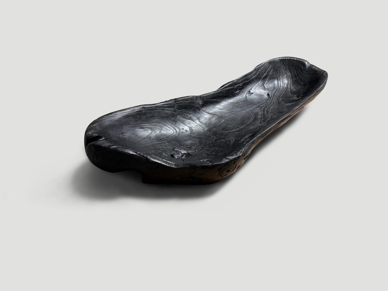 Organico moderno Andrianna Shamaris Vaso scultoreo in legno di teak carbonizzato in vendita