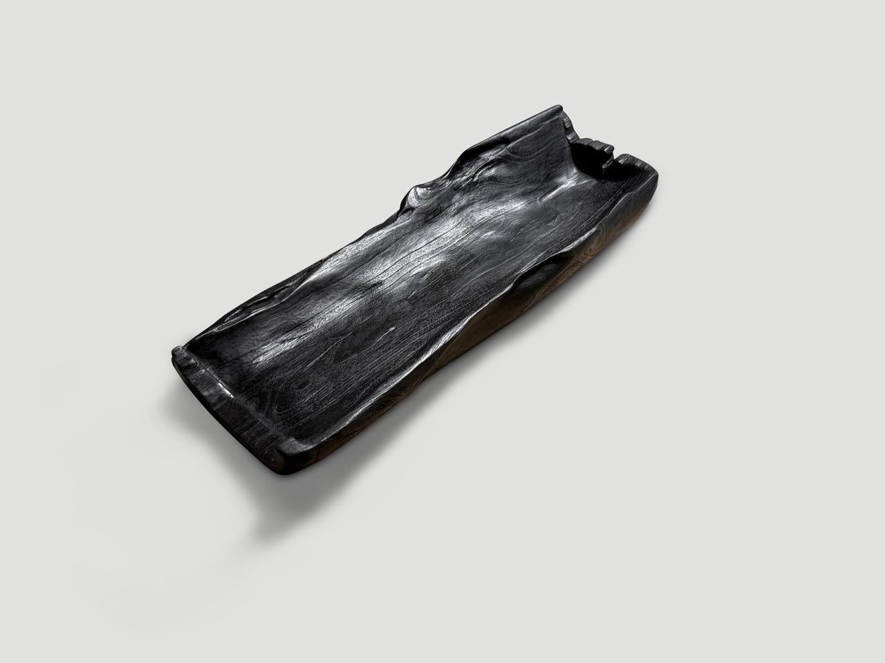 Organico moderno Andrianna Shamaris Vaso scultoreo in legno di teak carbonizzato in vendita