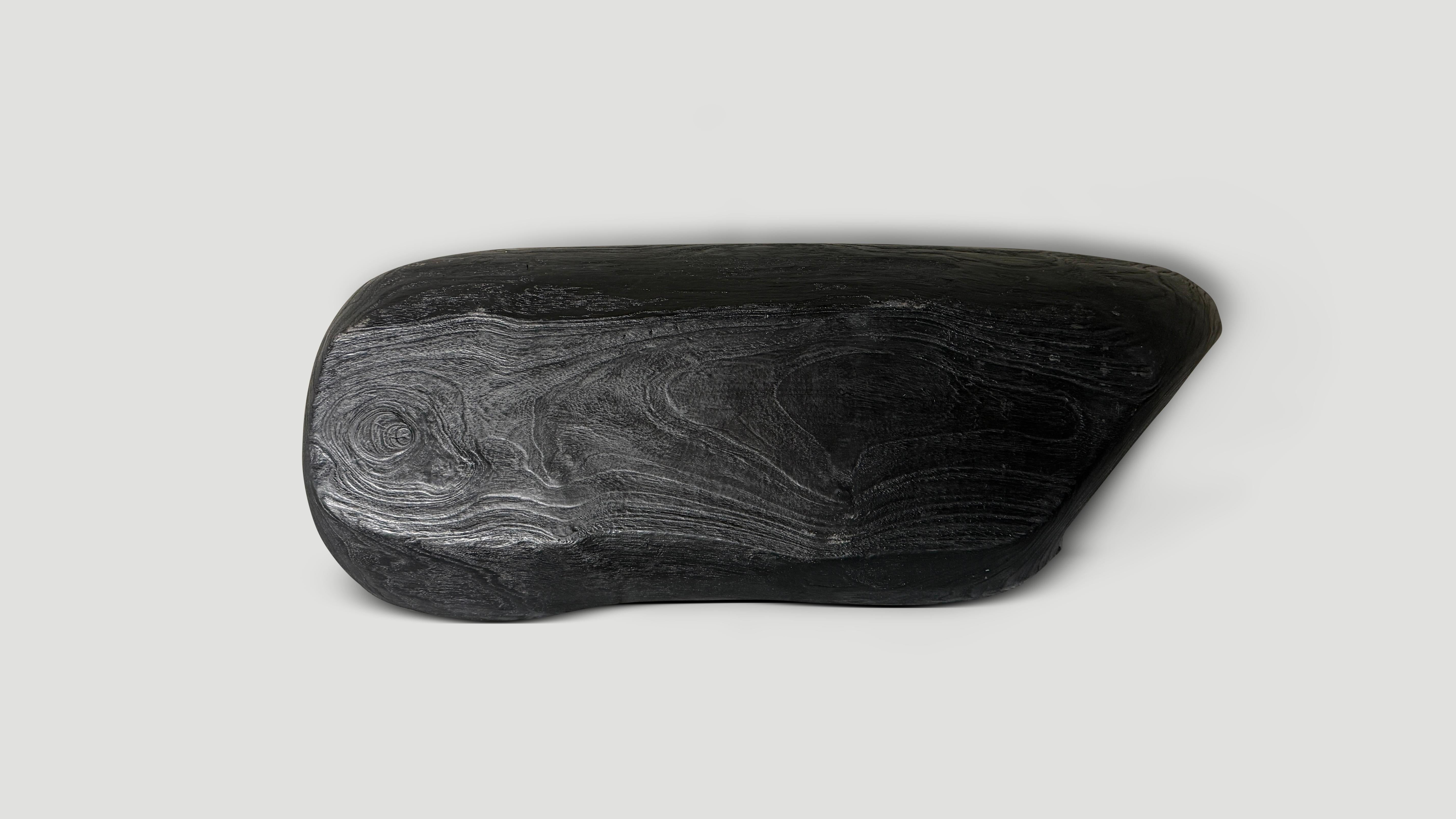 Andrianna Shamaris Vessel sculptural en bois de teck calciné Excellent état - En vente à New York, NY