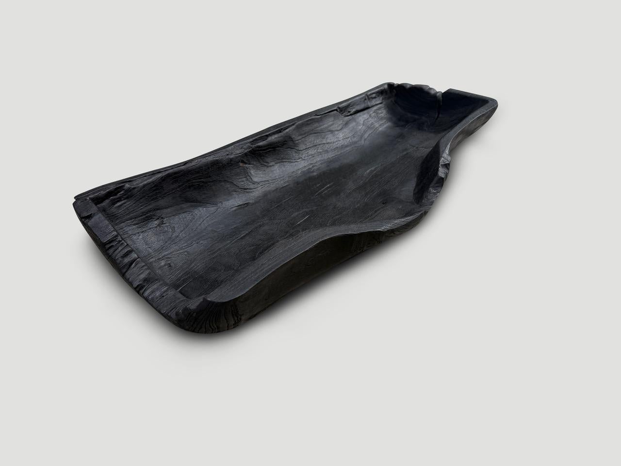 Andrianna Shamaris Vaso scultoreo in legno di teak carbonizzato In condizioni ottime in vendita a New York, NY