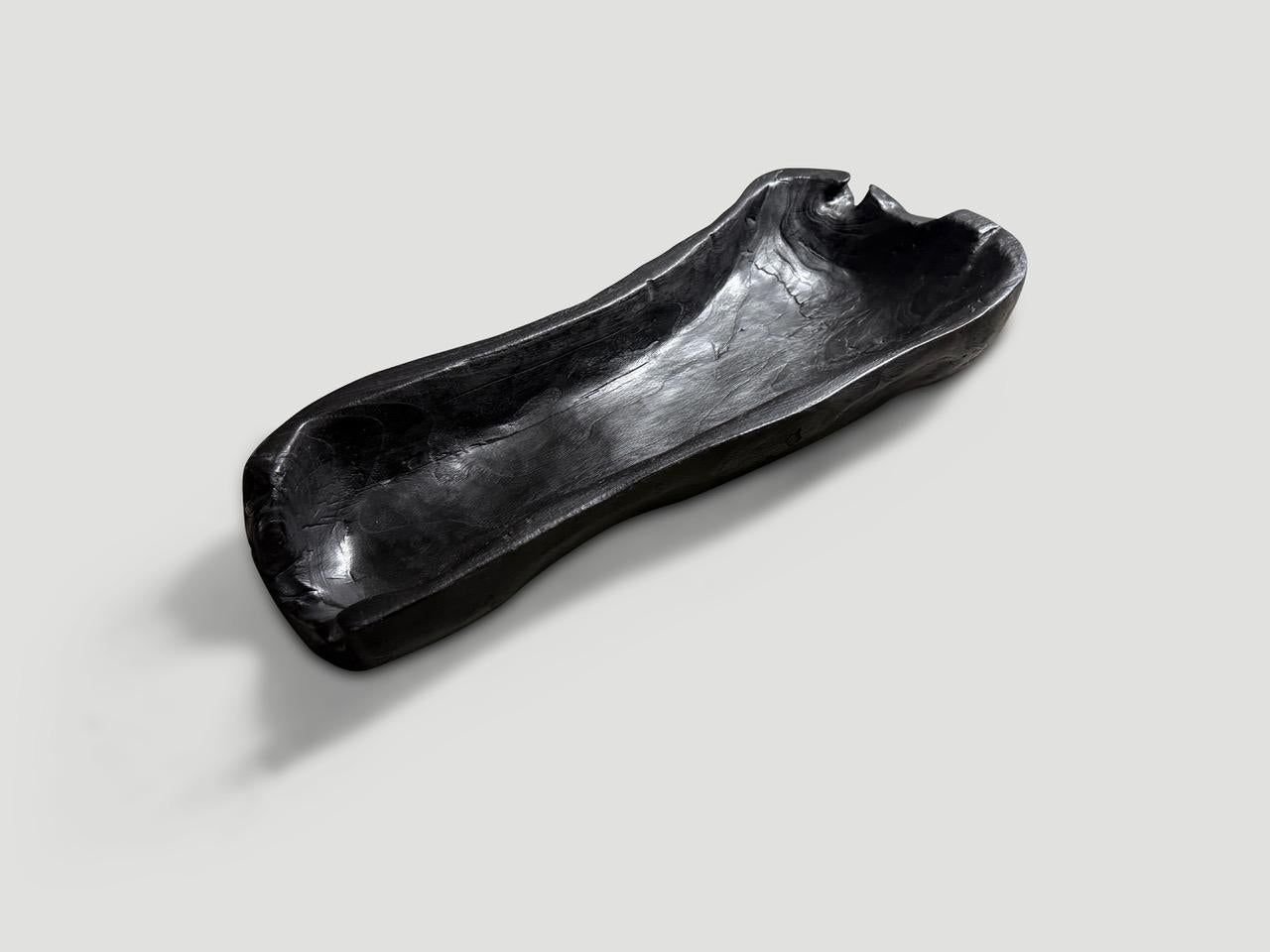 Andrianna Shamaris Bildhauerisches Gefäß aus verkohltem Teakholz im Zustand „Hervorragend“ im Angebot in New York, NY