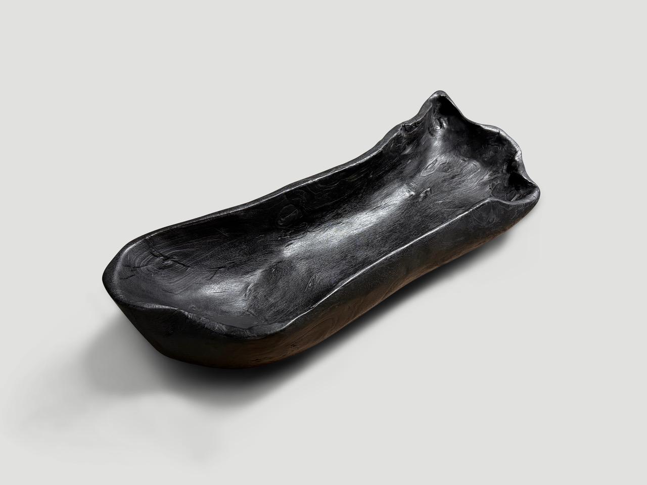 Andrianna Shamaris Bildhauerisches Gefäß aus verkohltem Teakholz im Zustand „Hervorragend“ im Angebot in New York, NY