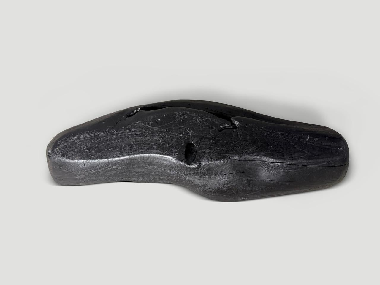 XXI secolo e contemporaneo Andrianna Shamaris Vaso scultoreo in legno di teak carbonizzato in vendita