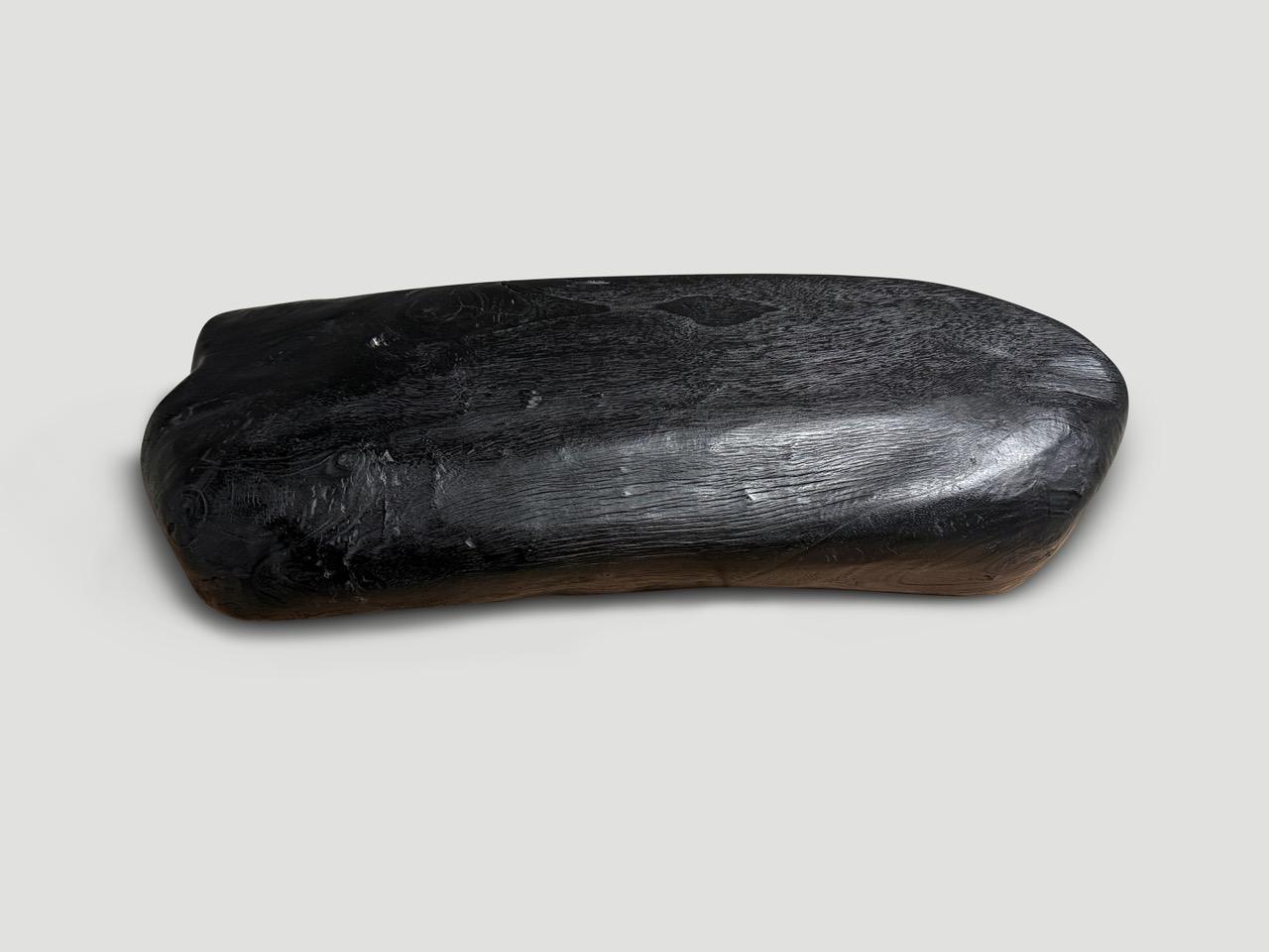 Andrianna Shamaris Bildhauerisches Gefäß aus verkohltem Teakholz (21. Jahrhundert und zeitgenössisch) im Angebot