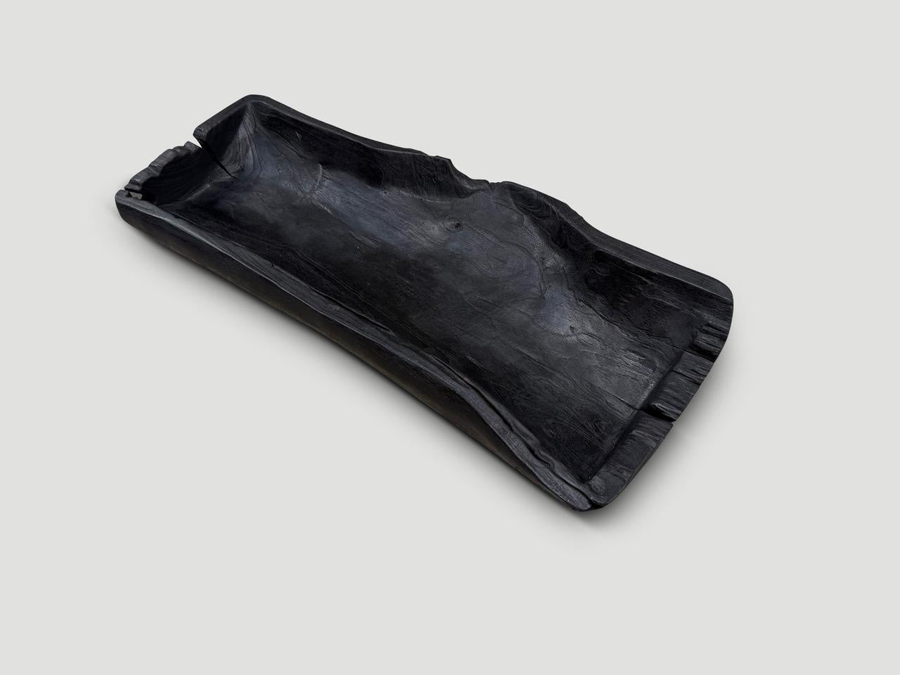 Legno Andrianna Shamaris Vaso scultoreo in legno di teak carbonizzato in vendita