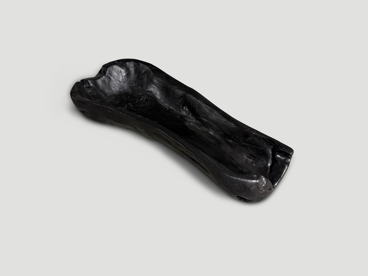 Andrianna Shamaris Bildhauerisches Gefäß aus verkohltem Teakholz (Holz) im Angebot