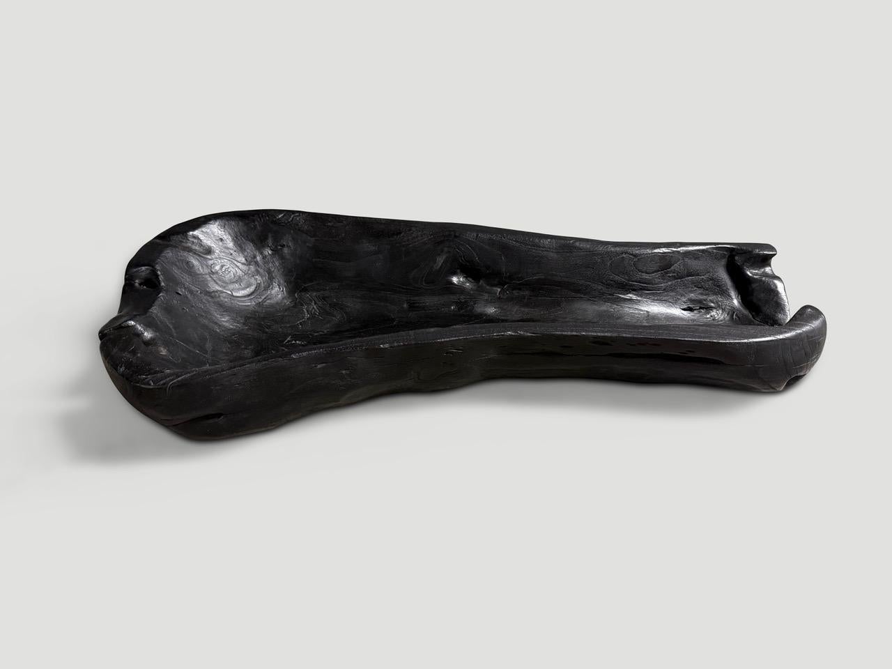 Andrianna Shamaris Vessel sculptural en bois de teck calciné