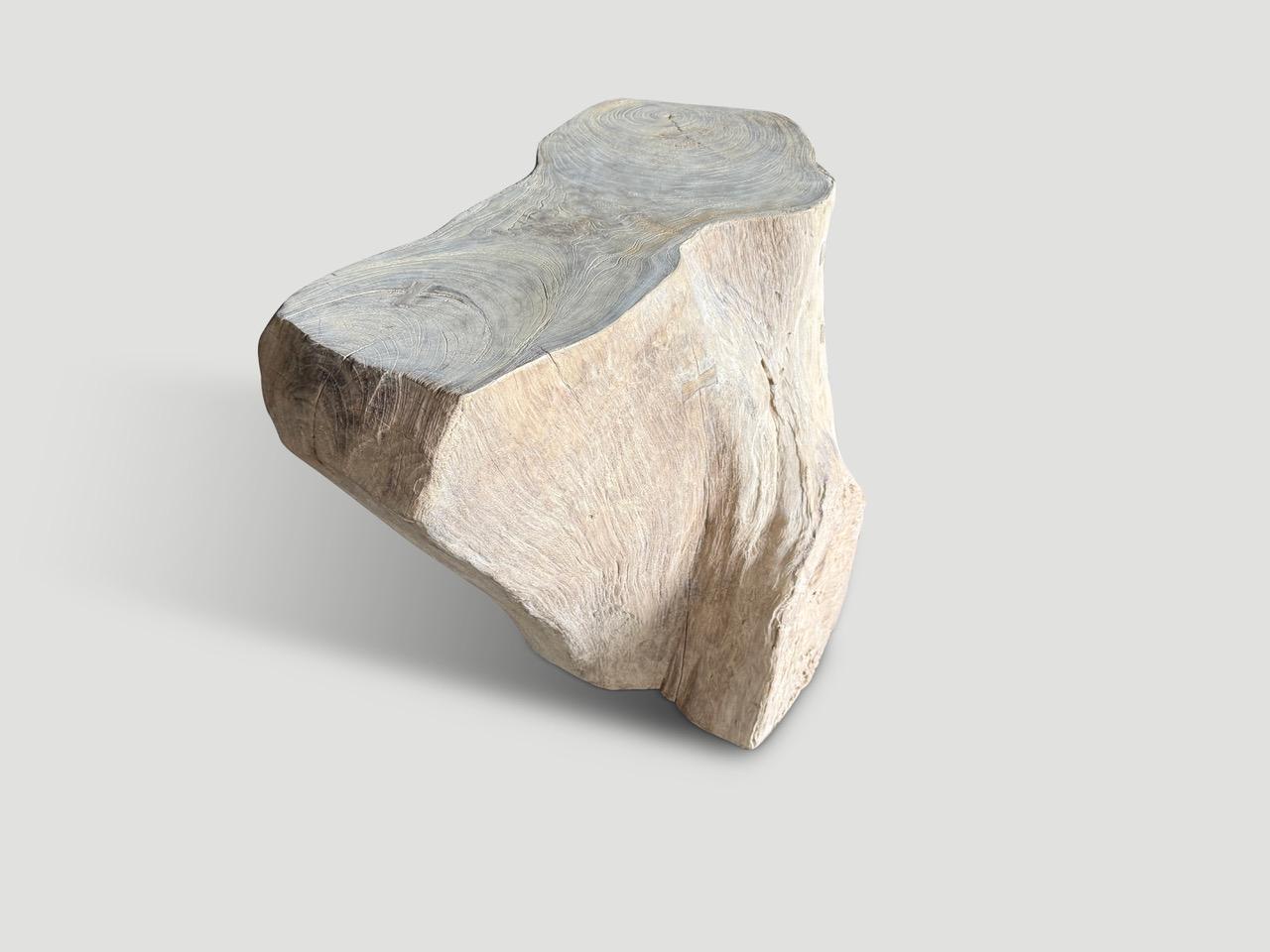 Un pestatore di riso in teak vecchio di un secolo è stato trasformato in questa console o piedistallo unico nel suo genere, rispettando il legno organico naturale. In origine si usava sdraiata e con il buco, che abbiamo lasciato intatto, per