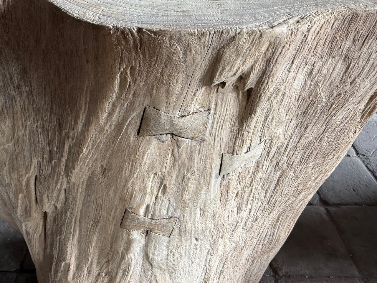 Legno Console o piedistallo scultoreo Andrianna Shamaris