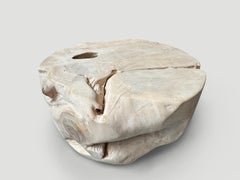 Andrianna Shamaris Skulpturaler Couchtisch in Trommelform aus Teakholz