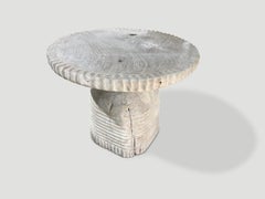 Andrianna Shamaris Mesa auxiliar escultórica de madera de teca blanqueada tallada a mano