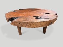 Table basse ronde en teck, style moderne et organique, de la collection « Sculptural » d'Andrianna Shamaris