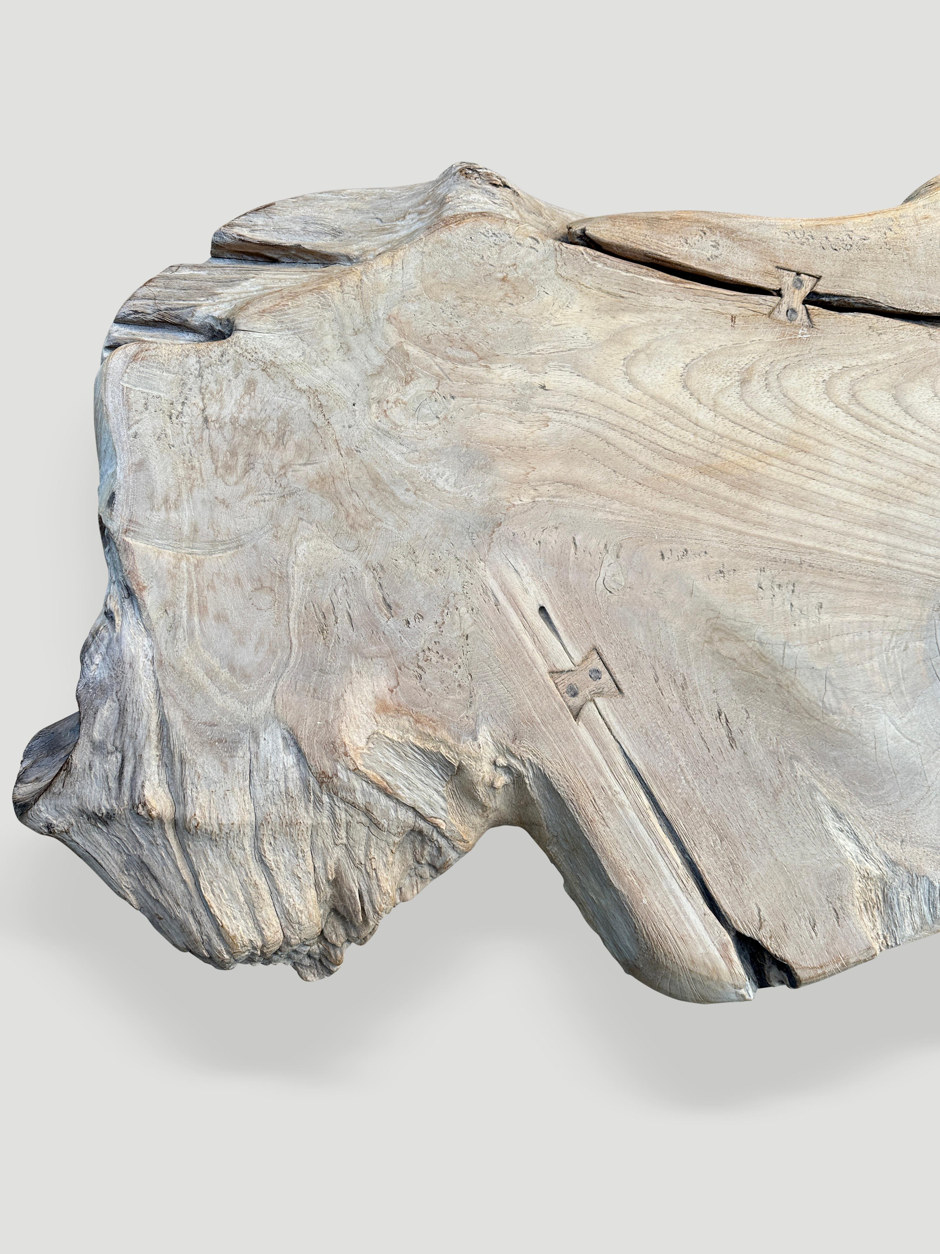 Bois Table basse sculpturale en bois de teck organique Andrianna Shamaris en vente