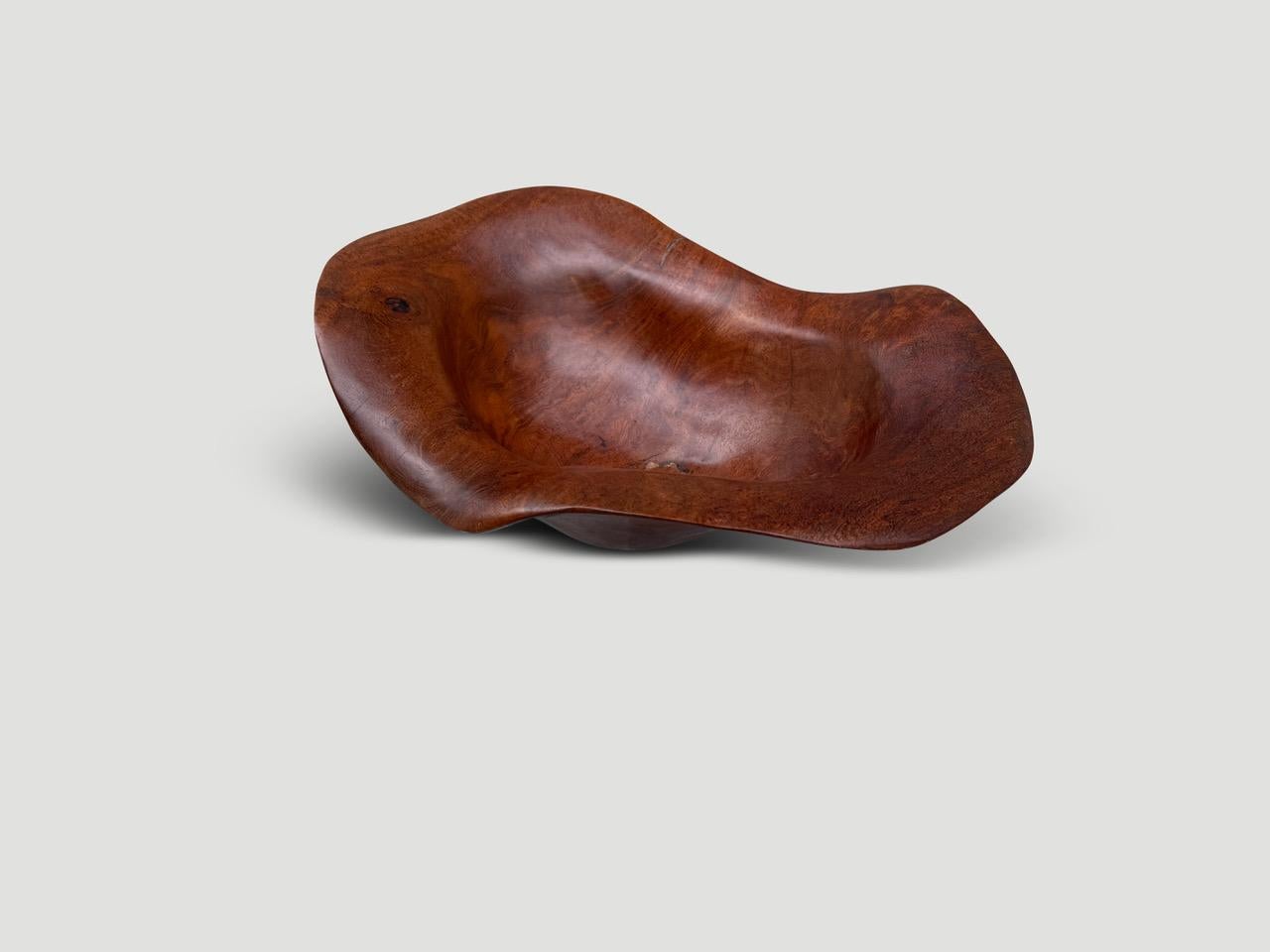 Una bellissima ciotola scultorea realizzata a mano da un unico pezzo di legno di teak secolare dal carattere unico. Utilizzabile e allo stesso tempo un'opera d'arte. Rifinito con un olio naturale che rivela le squisite venature del legno. Tutto sta