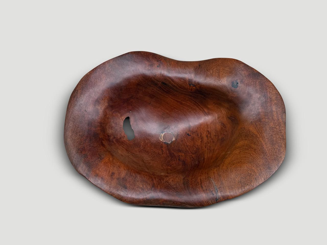 Ciotola scultorea in legno di teak antico e raro di Andrianna Shamaris In condizioni ottime in vendita a New York, NY