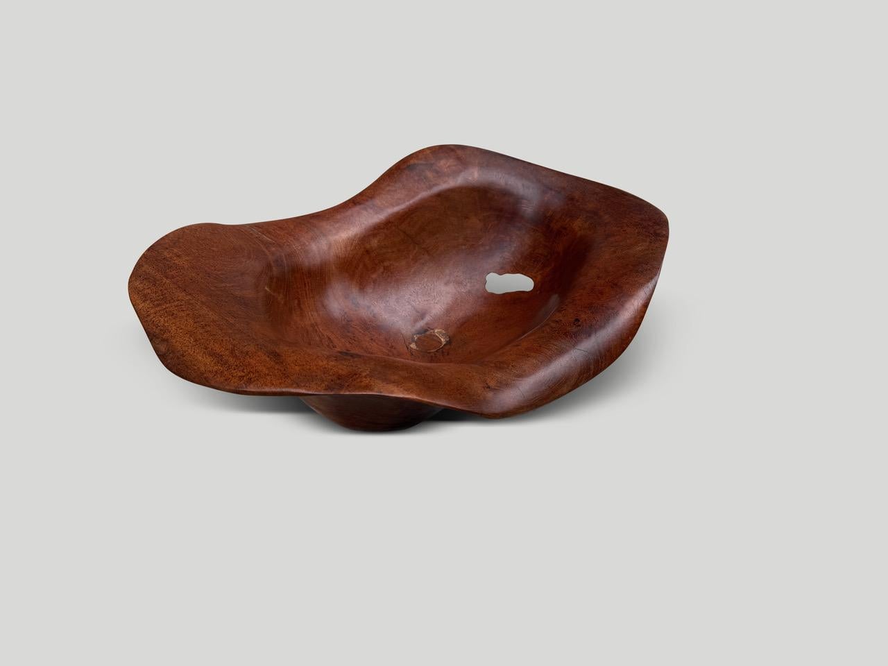 XXI secolo e contemporaneo Ciotola scultorea in legno di teak antico e raro di Andrianna Shamaris in vendita