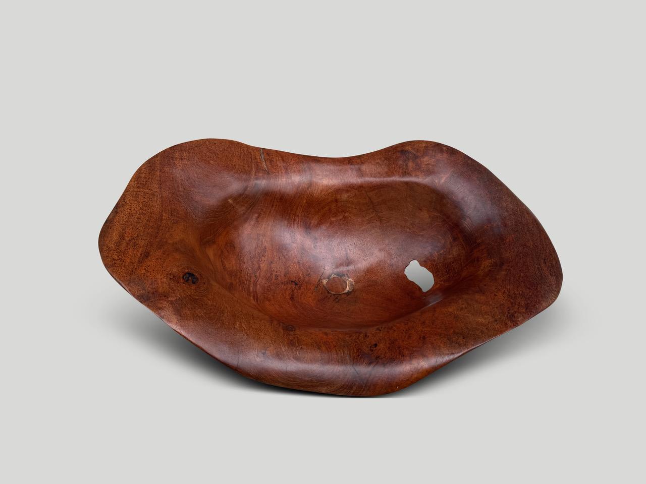 Legno Ciotola scultorea in legno di teak antico e raro di Andrianna Shamaris in vendita