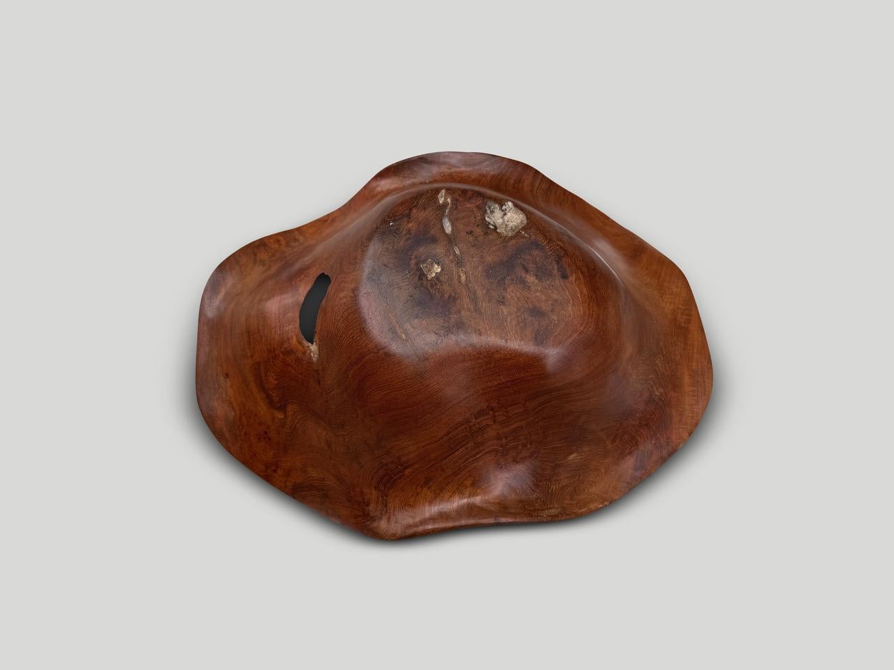 Ciotola scultorea in legno di teak antico e raro di Andrianna Shamaris in vendita 1