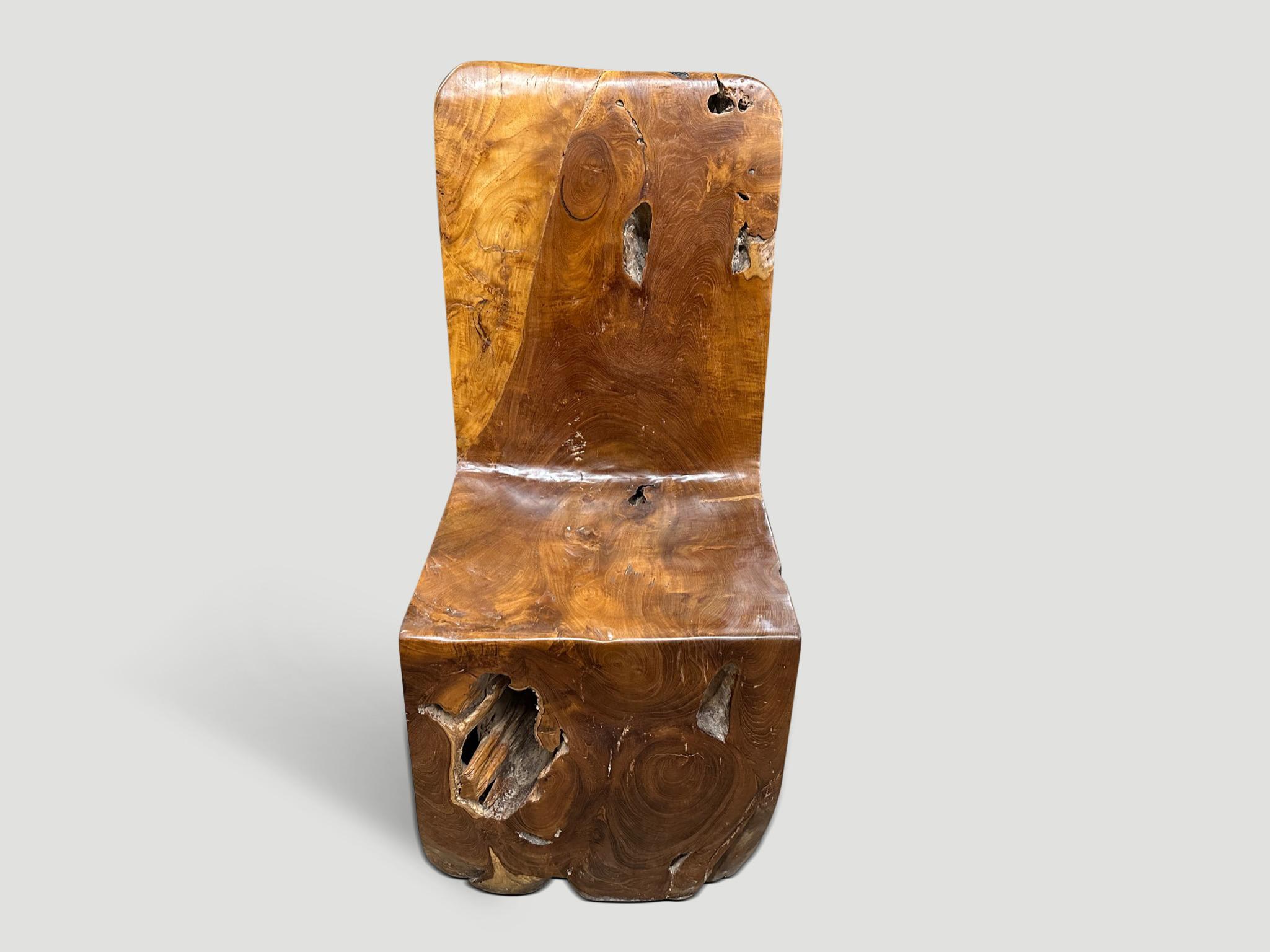 Schöne im Alter von Teakholz handgeschnitzten Stuhl. Dieser skulpturale Stuhl aus massivem Teakholz wurde aus einem einzigen, beeindruckenden Holzblock handgeschnitzt, wobei das natürliche, organische Holz respektiert wurde. Wir haben einen Satz von