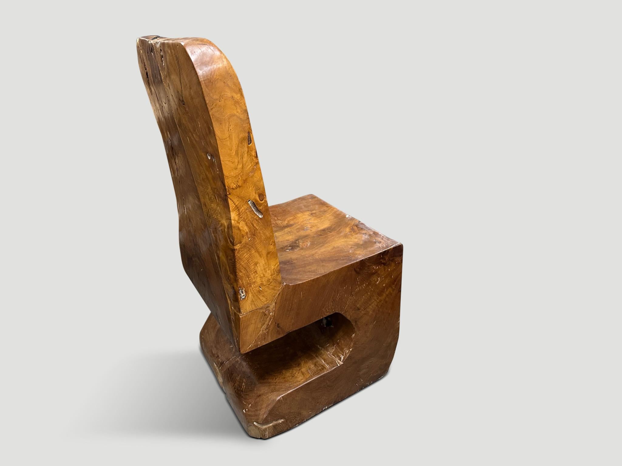 Andrianna Shamaris: Skulpturaler Stuhl aus Teakholz im Zustand „Hervorragend“ im Angebot in New York, NY