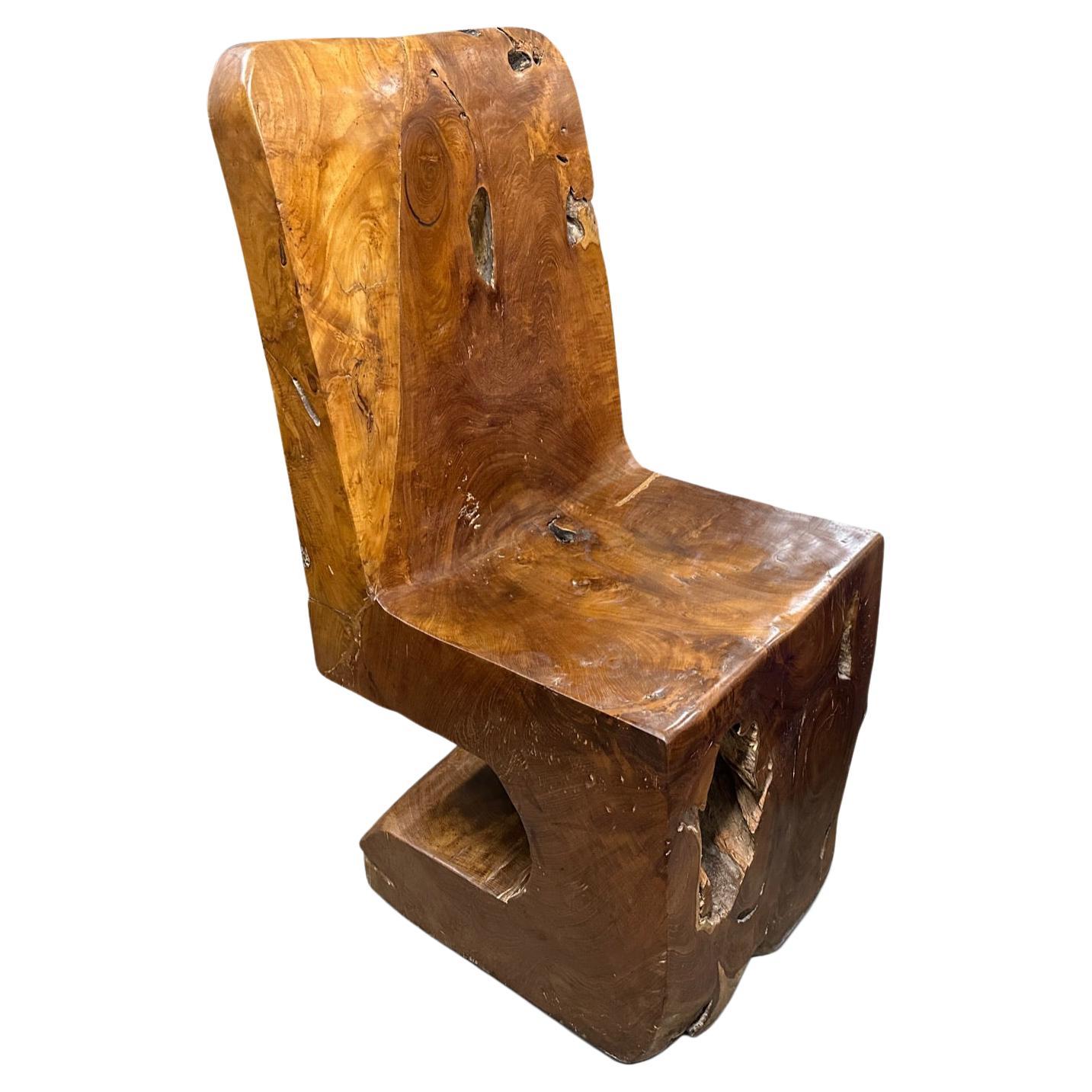 Chaise sculpturale en bois de teck Andrianna Shamaris
