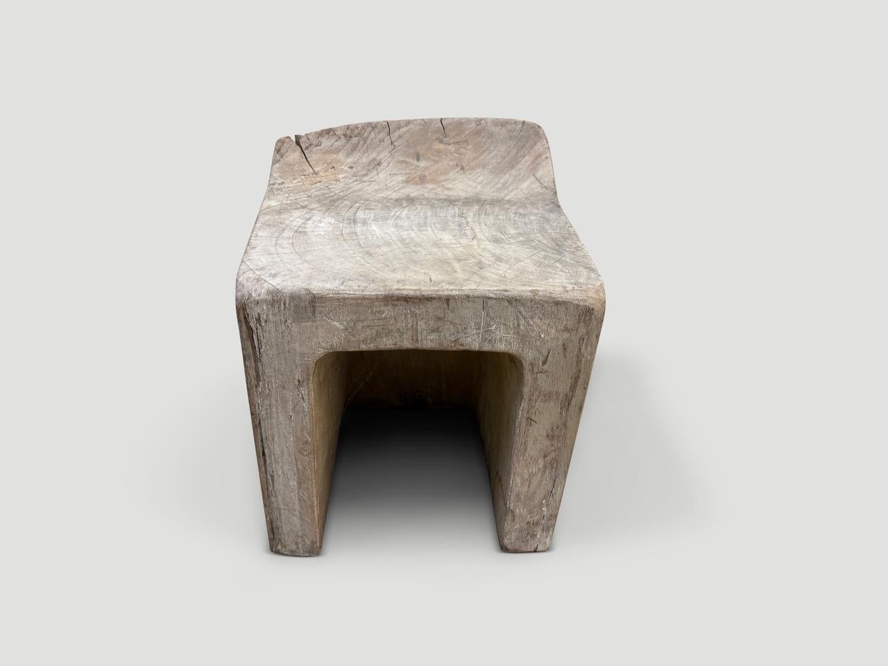 Andrianna Shamaris Skulpturaler Teakholzstuhl oder Beistelltisch (21. Jahrhundert und zeitgenössisch) im Angebot