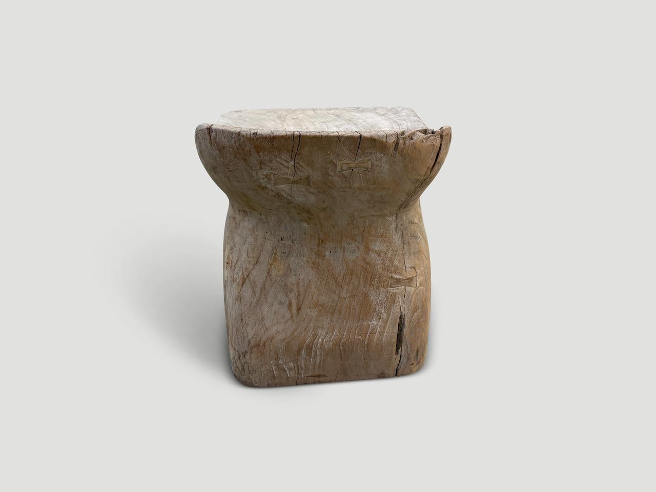 Andrianna Shamaris Skulpturaler Teakholzstuhl oder Beistelltisch (Holz) im Angebot