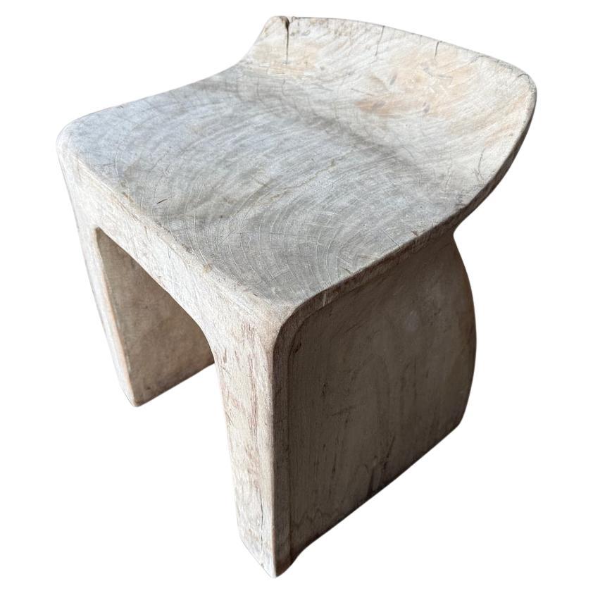Andrianna Shamaris Chaise ou table d'appoint sculpturale en bois de teck