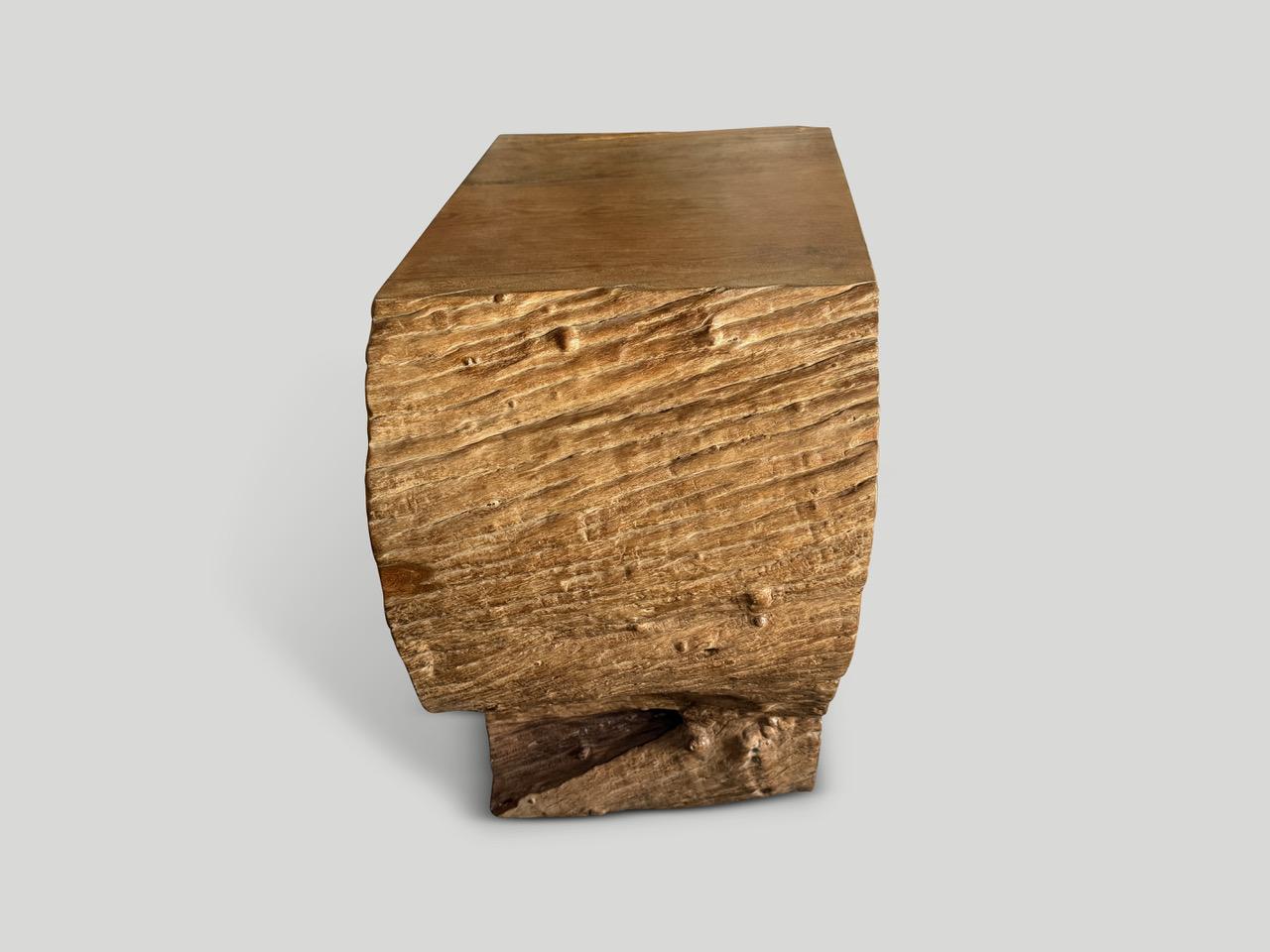Andrianna Shamaris Consola escultórica o pedestal de madera de teca en Excelente estado para la venta en New York, NY