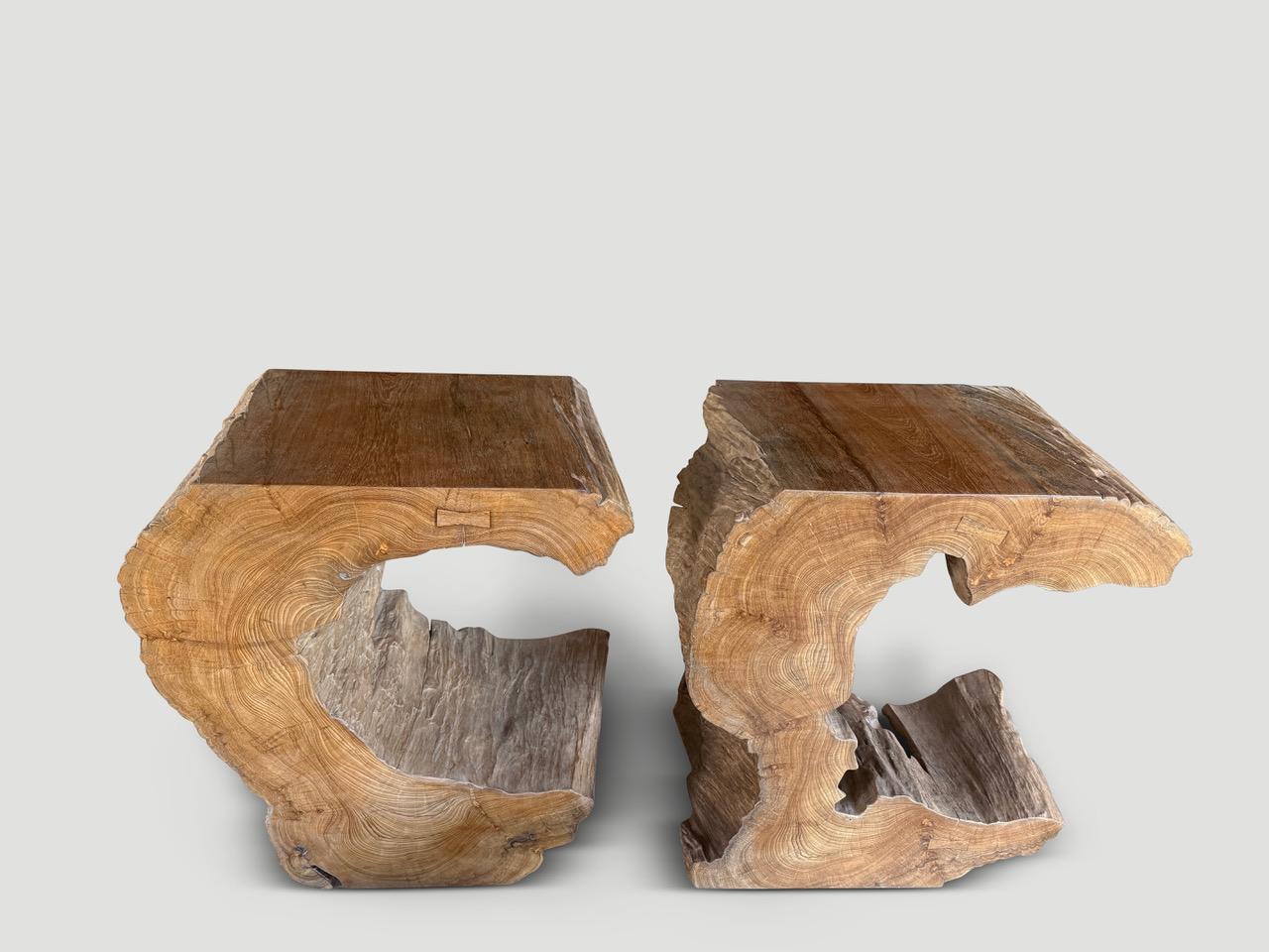 Andrianna Shamaris Consola escultórica o pedestal de madera de teca en venta 1