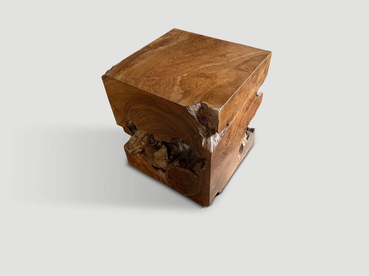 Un blocco di teak vecchio di un secolo viene riutilizzato per creare questo tavolino unico nel suo genere, rispettando il legno organico naturale. Abbiamo lucidato le sezioni lisce con un olio naturale che rivela le bellissime venature del legno.