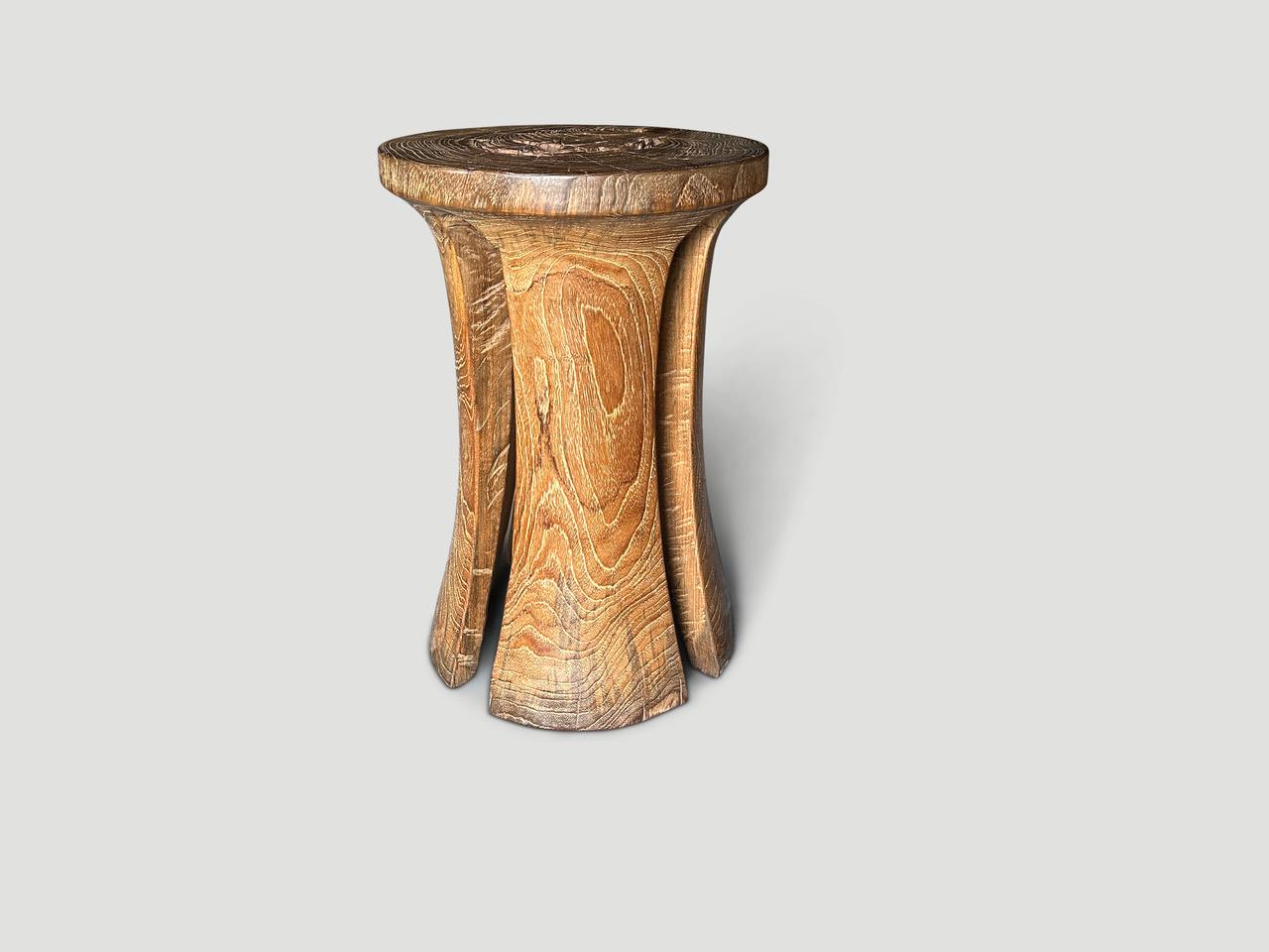 Un mortier centenaire en bois de teck, utilisé à l'origine pour moudre le riz, est réutilisé pour fabriquer cette table d'appoint, ce tabouret ou ce piédestal minimaliste. Nous l'avons d'abord retourné, puis nous avons lissé l'ensemble de la pièce