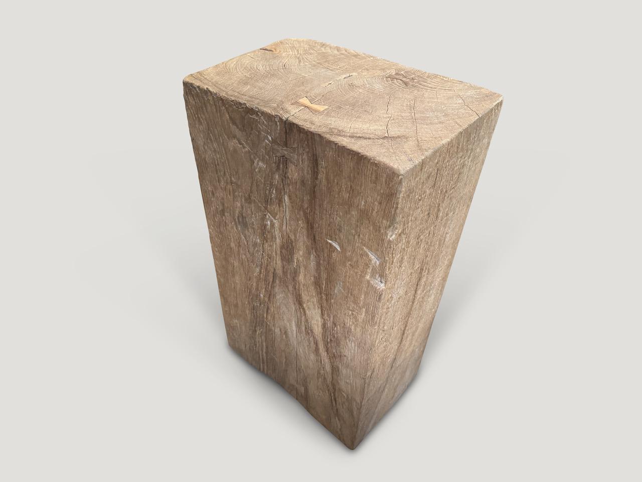 Un bloc de teck centenaire est réutilisé pour fabriquer ce guéridon ou cette table d'appoint unique en son genre, tout en respectant le bois organique naturel. Nous avons ajouté des papillons en bois sur le dessus et le côté et une brosse métallique