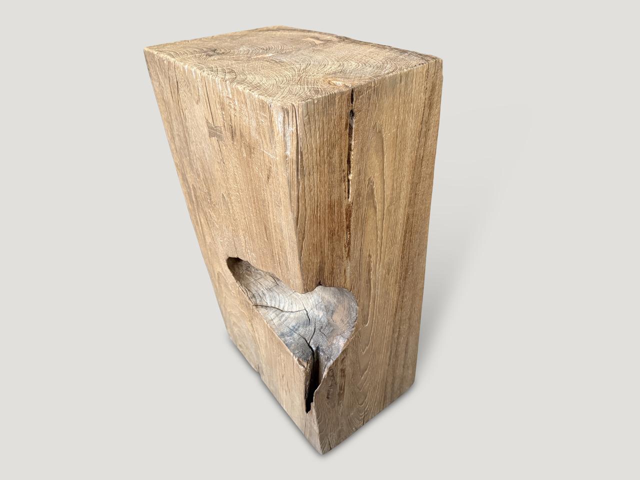 Organique Andrianna Shamaris Table d'appoint ou piédestal sculptural en bois de teck en vente