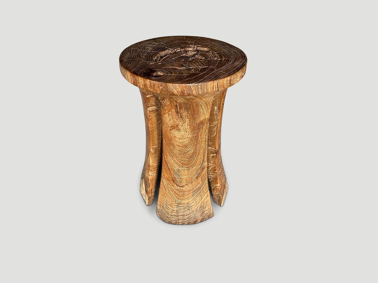 Indonésien Andrianna Shamaris Table d'appoint ou piédestal sculptural en bois de teck en vente
