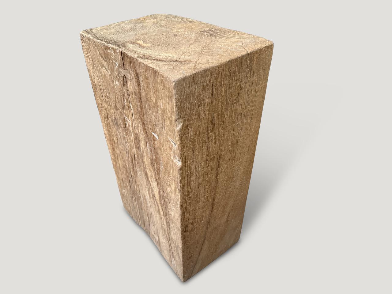 Andrianna Shamaris Table d'appoint ou piédestal sculptural en bois de teck Excellent état - En vente à New York, NY