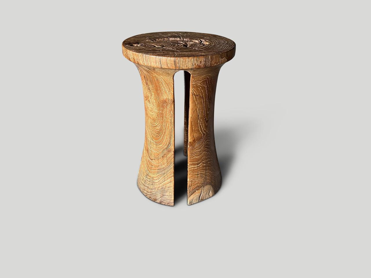 Andrianna Shamaris Table d'appoint ou piédestal sculptural en bois de teck Excellent état - En vente à New York, NY